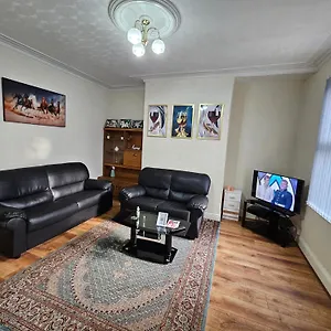 Spacious Two Bedroom House, Parking And Wifi Leeds (West Yorkshire)